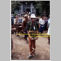 14517 Prozession zur Verbrennung Bali 1986 2.jpg